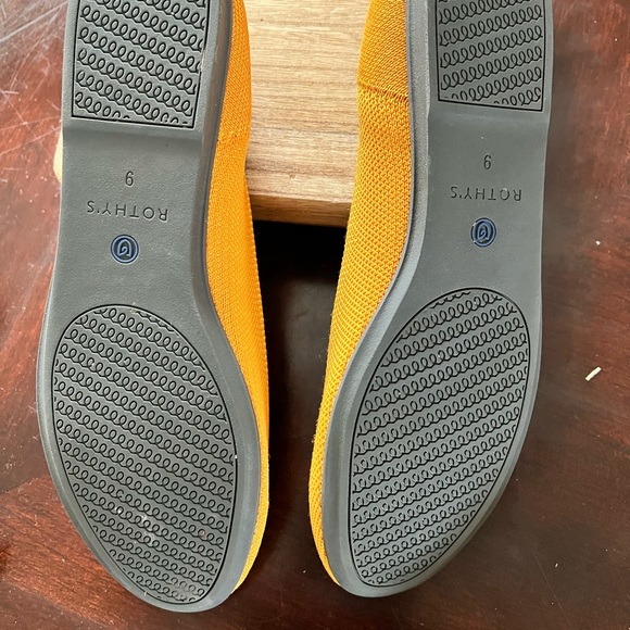 🌸🌺🌷💗Rothys happy and fun marigold flats, size 9. Best deal on Poshmark! - Picture 2 of 2